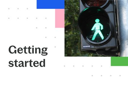 Die Abbildung zeigt mehrere Angestellte in einem Büro, die sich über einen gemeinsamen Erfolg freuen und sich gegenseitig ein High Five geben. Per Klick auf die Abbildung kann das Thema "Erste Schritte" aufgerufen werden.